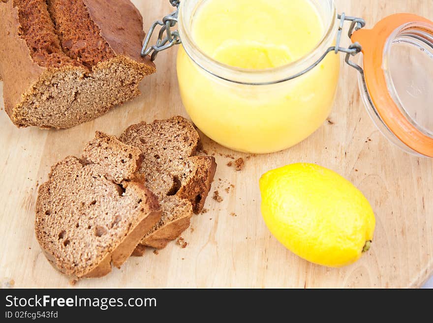 Dessert spice bread with lemon cream