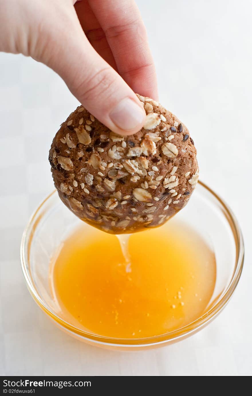 Oat cookie and honey in the bowl