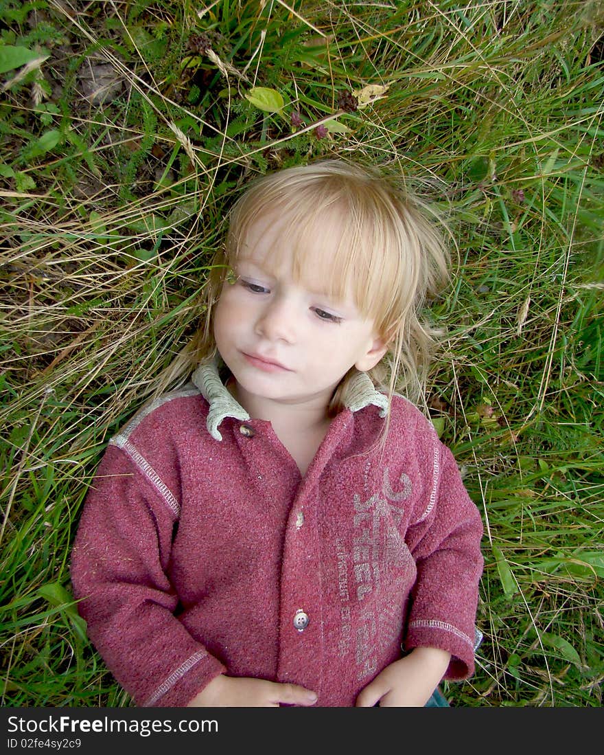 Portret little girl on grass.