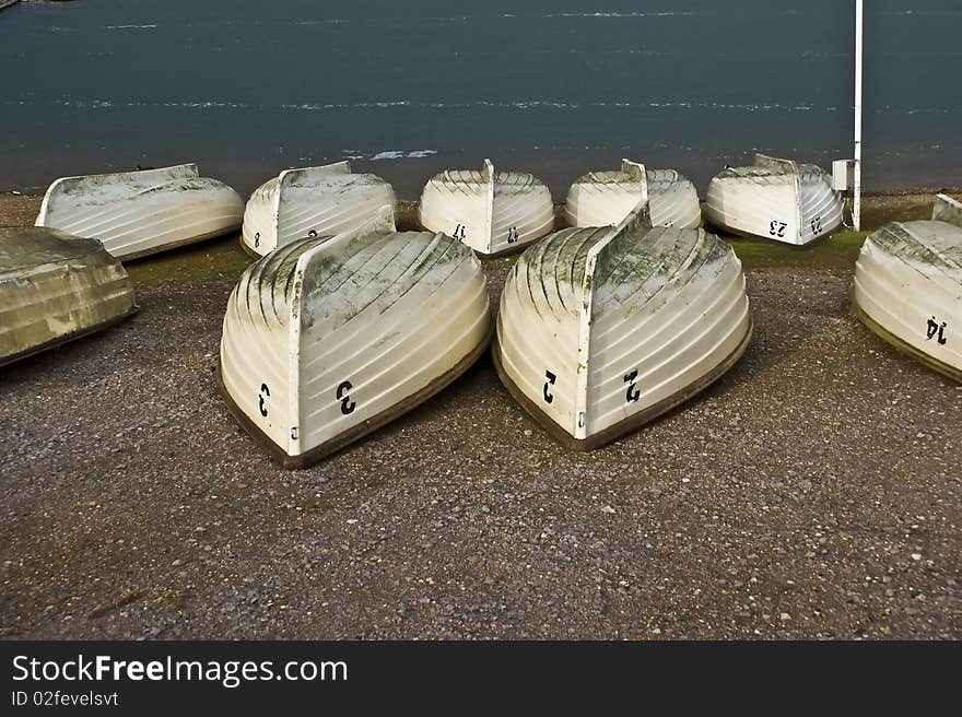 Rowing boats in the ground in front of a lake