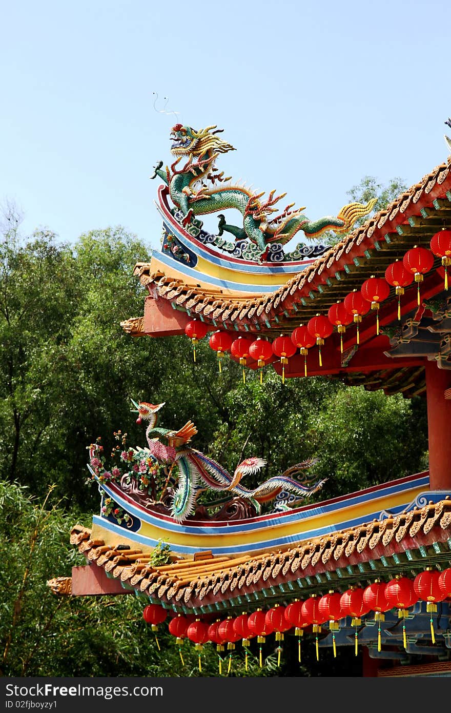 Roof with dragons of a chinese temple in Kuala Lumpur, Malasia. Photo taken in march 2010