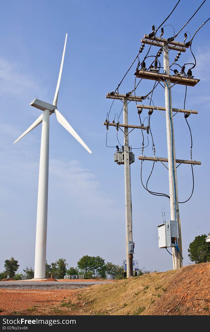 Electric pillar and wind turbine