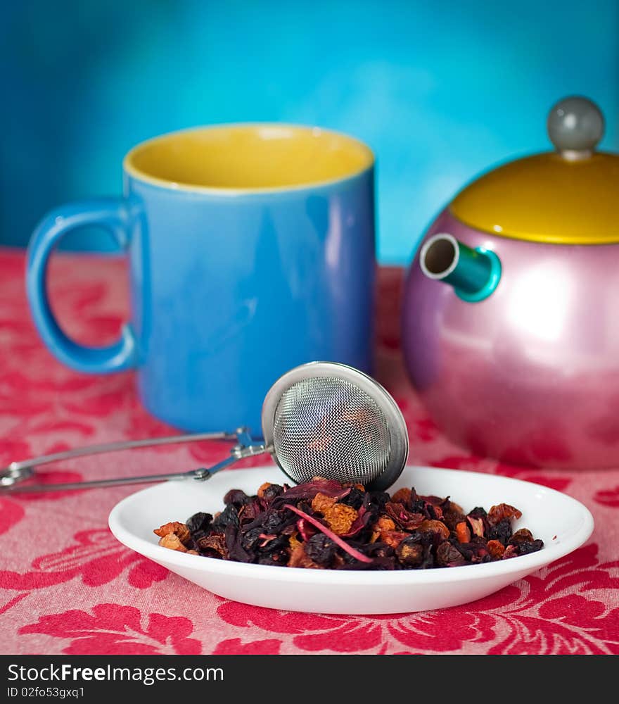 Cup and Thè on a floreal table