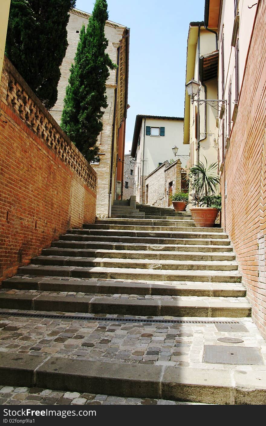 A narrow staircasein an Italian city. A narrow staircasein an Italian city