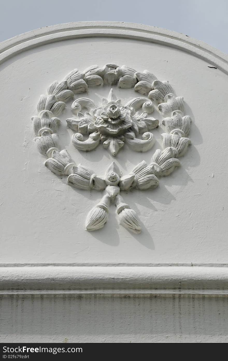 Symbol of the steering wheel and flowers. The entrance to the church door in Thailand. Symbol of the steering wheel and flowers. The entrance to the church door in Thailand.