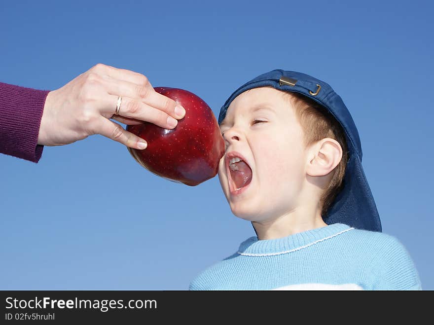 My mother handed her son a big red apple, and he opened his mouth to bite him. My mother handed her son a big red apple, and he opened his mouth to bite him