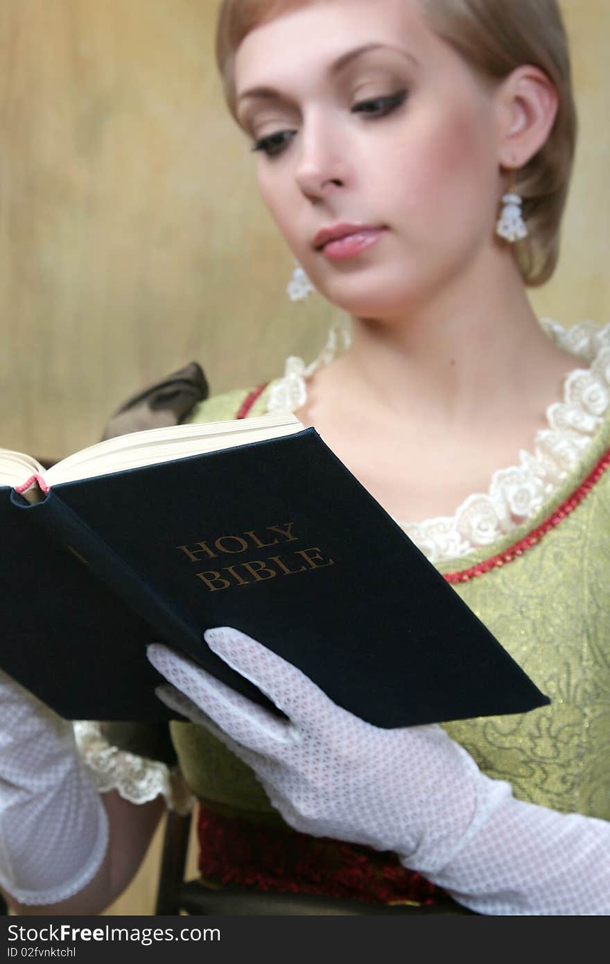 The women reads the bible