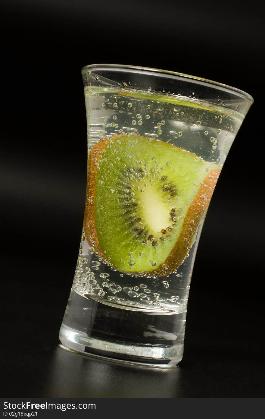 Cocktail glass with kiwi