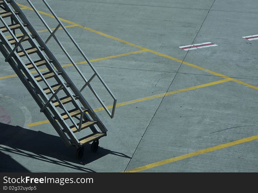 Airport, flying planes