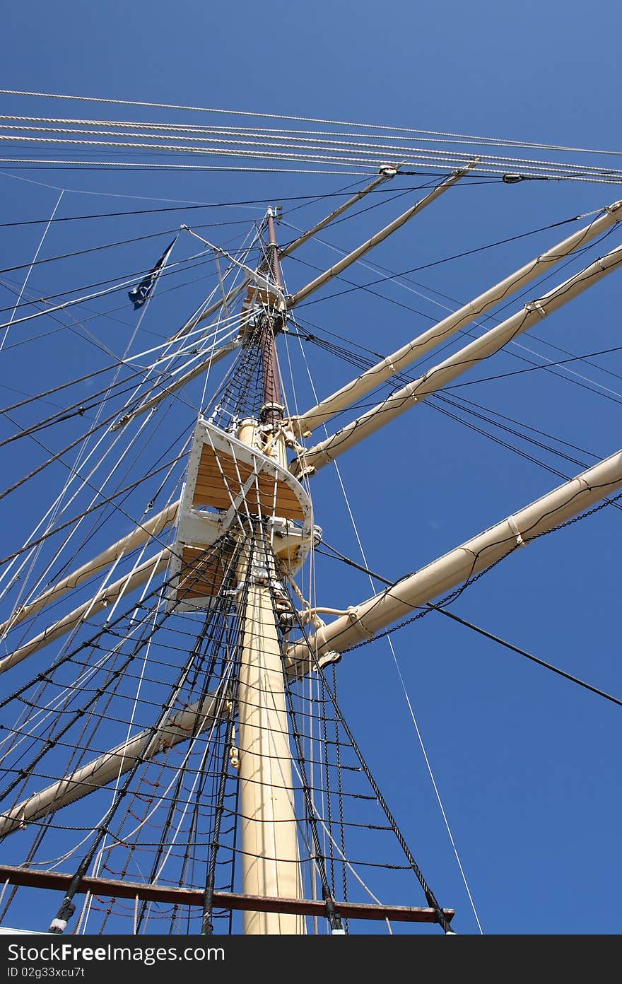 White mast with rogging, ropes and fore top