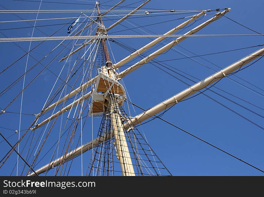 White mast with rogging, ropes and foretop