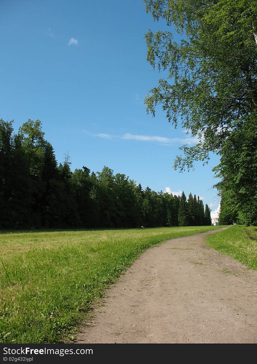 Oranienbaum alley to the Pavilion of sleigh hill