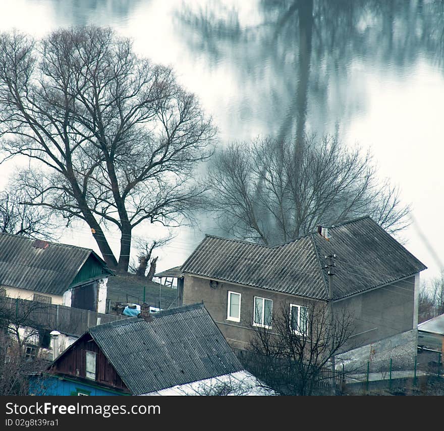 House on a lake with mirroring trees