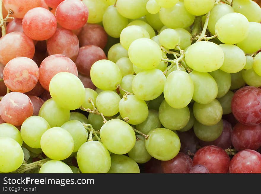 Red and green fresh grapes background