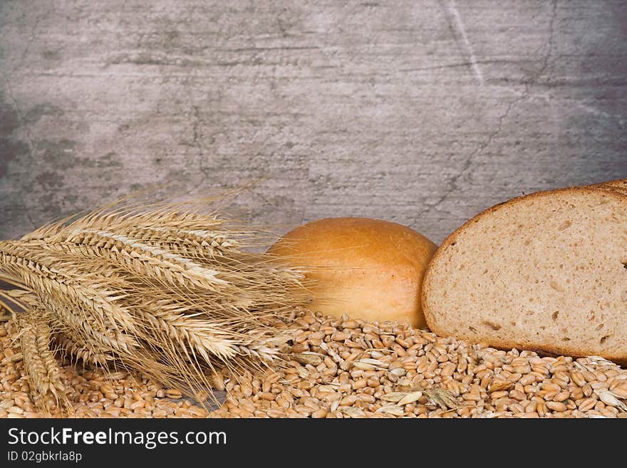 Wheat grain and bread slices