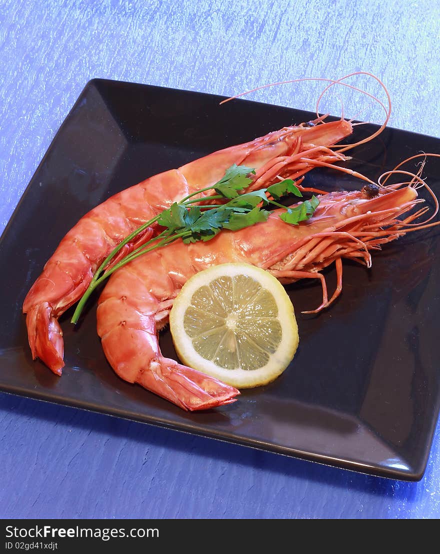 A couple of shrimps with lemon