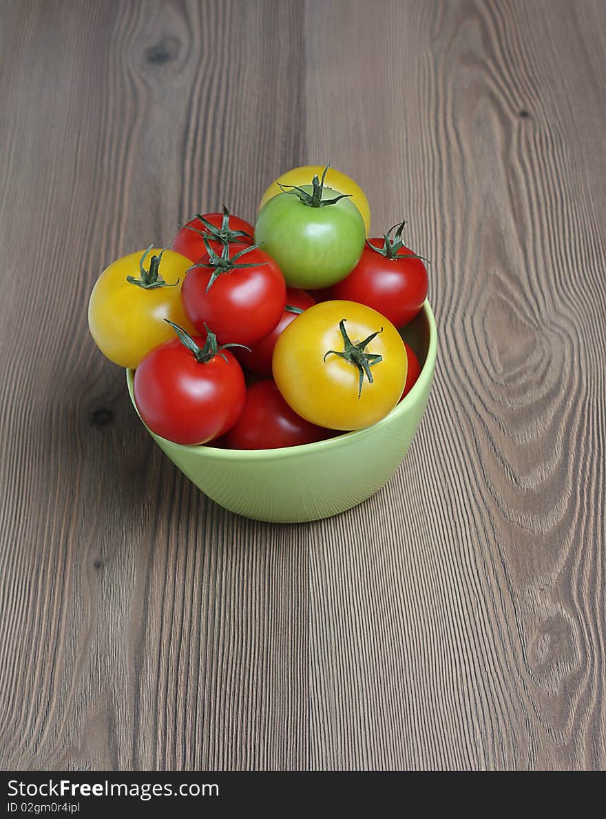 Organic tomatoes in green bow