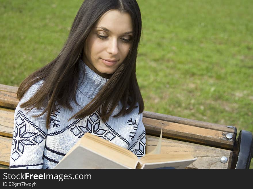 Young woman in a park reading