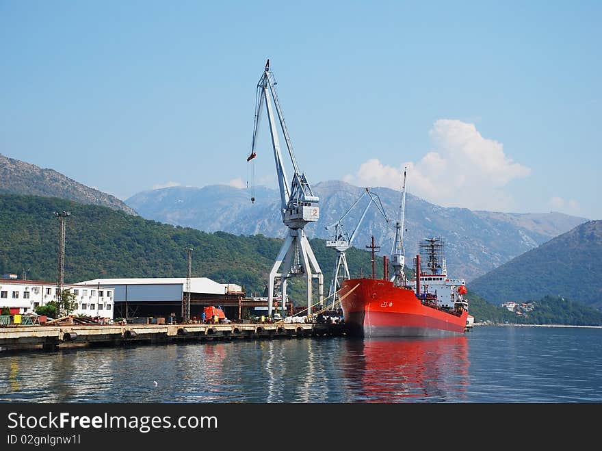 Shipyard crane and ship repairing