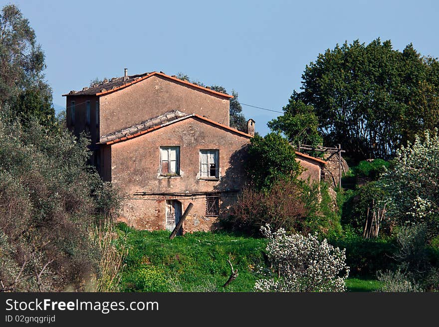 This abandoned house in the past may have been inhabited by the farmers.
Constructions like this are often restored and converted into little villas. This abandoned house in the past may have been inhabited by the farmers.
Constructions like this are often restored and converted into little villas.