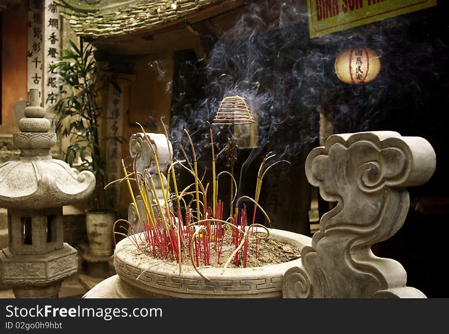 At the entrance of the pagoda there is always a vase with incense. The faithful come to plant 3 sticks of incense and prayer before making their first to enter the pagoda. At the entrance of the pagoda there is always a vase with incense. The faithful come to plant 3 sticks of incense and prayer before making their first to enter the pagoda.