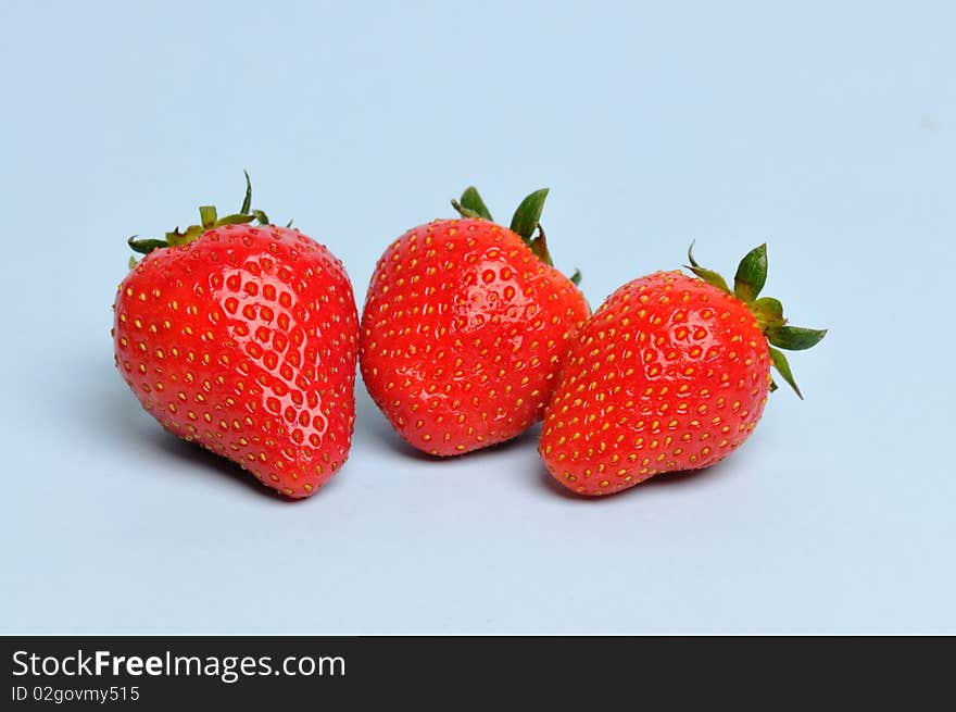 3 red strawberryï¼ŒLight blue background