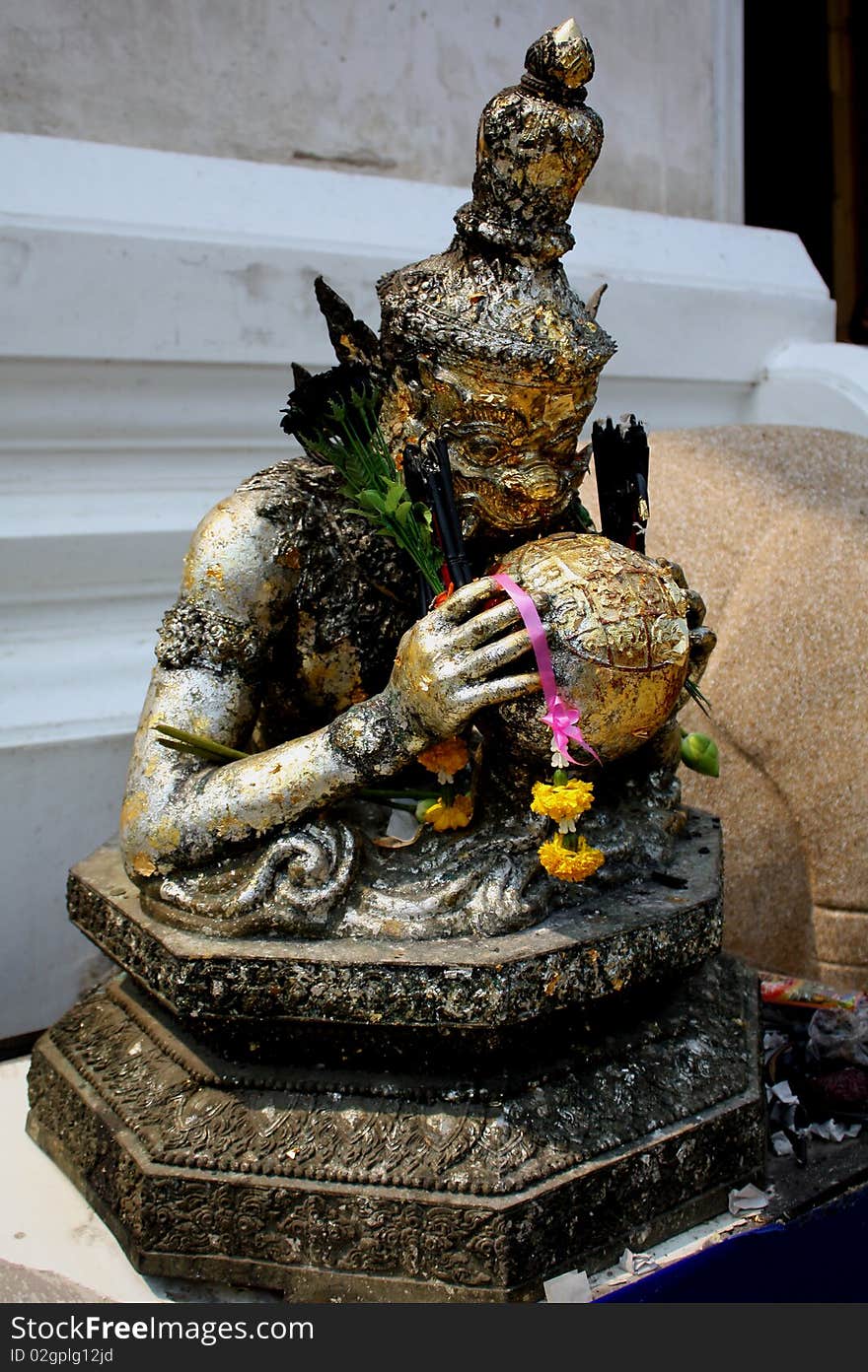 A celestial monster which causes elipses by eating , it is in a temple in Thailand.