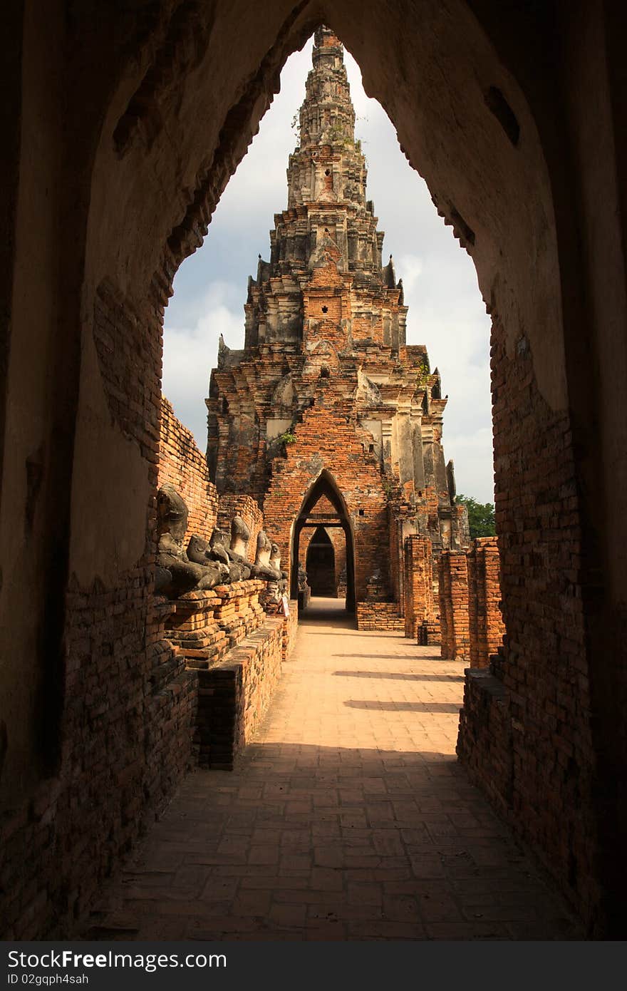 Looking through the tunnel, the pagoda appears even more historic. Having the ruined columns and buddha alongside also emphasize that. Looking through the tunnel, the pagoda appears even more historic. Having the ruined columns and buddha alongside also emphasize that.