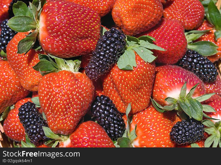 Strawberries and blackberries wallpaper