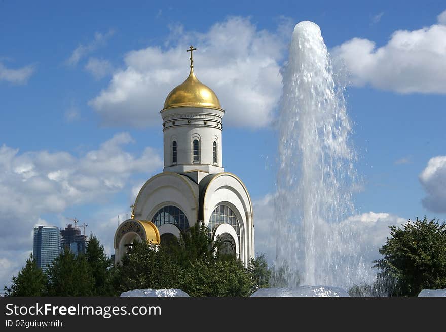 Moscow, Russia, Poklonnaya Gora, Victory Park. Fountain on the background of the Orthodox Church