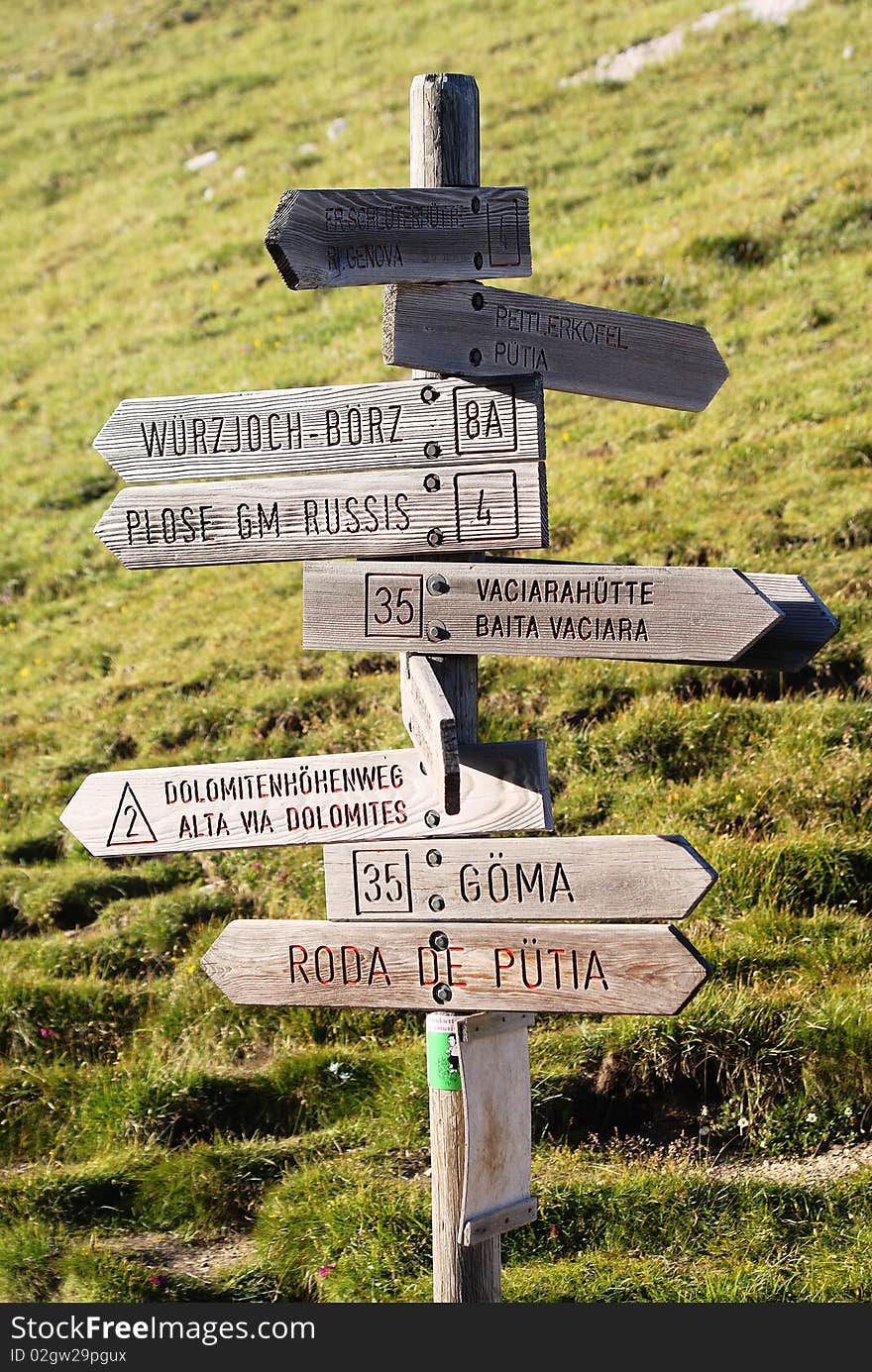 Tourist guidepost