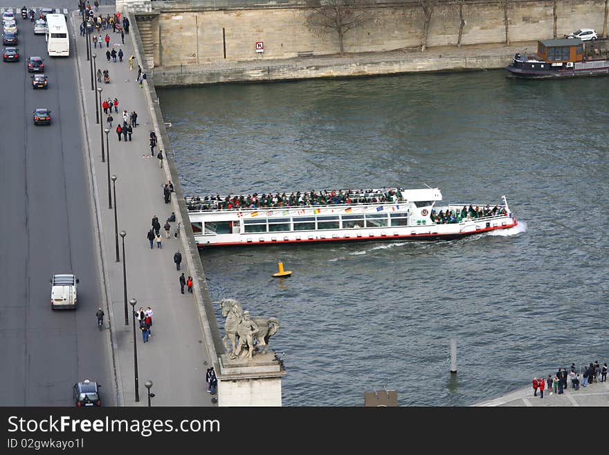 The boat on the Seine