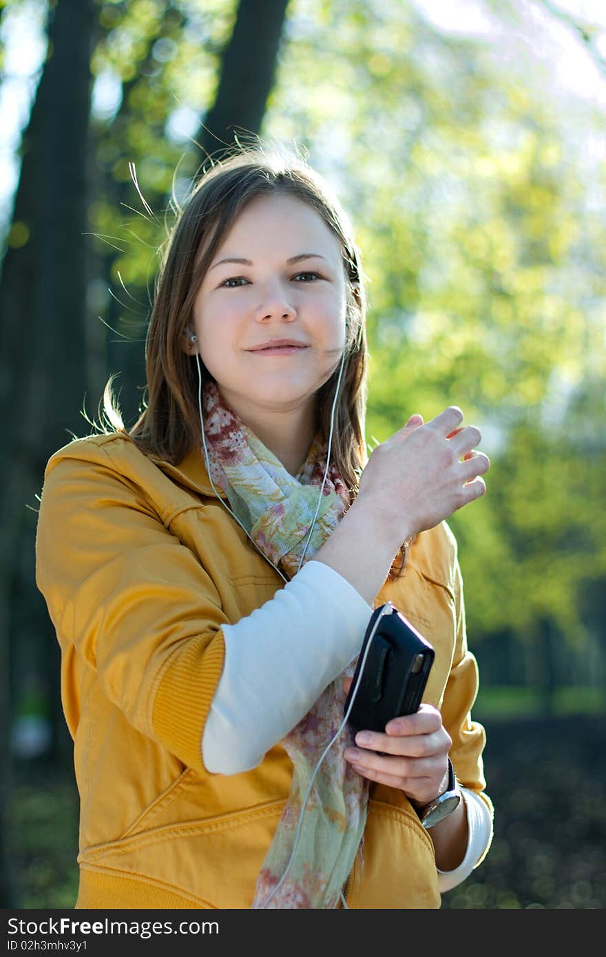 Young woman listnening music