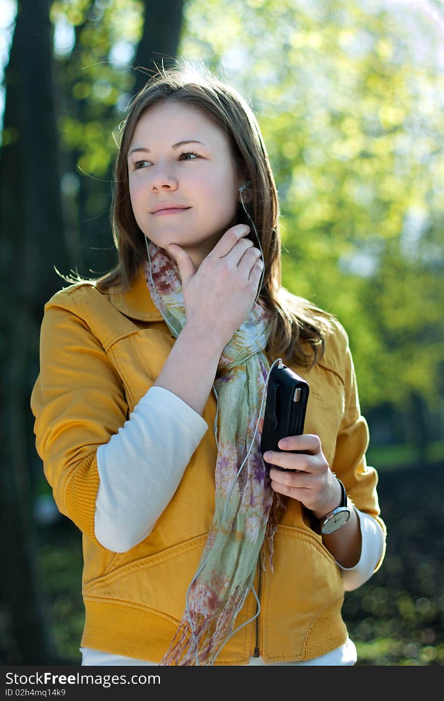 Young woman listnening music