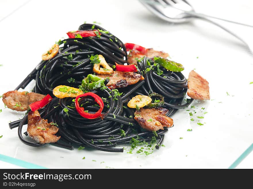 Sepia spaghetti with turkey meat and chilli