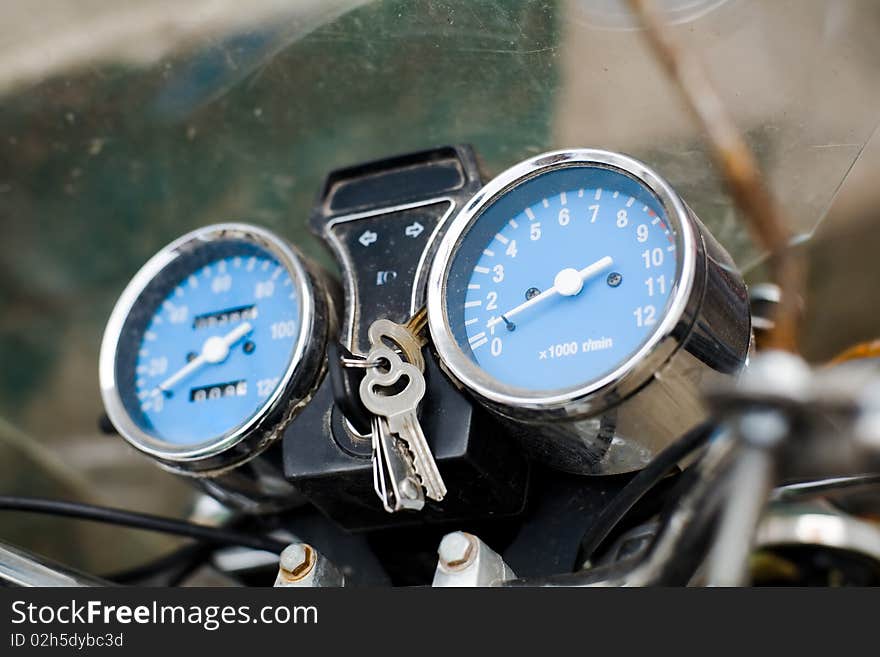 An image of a speedometer of a motocycle