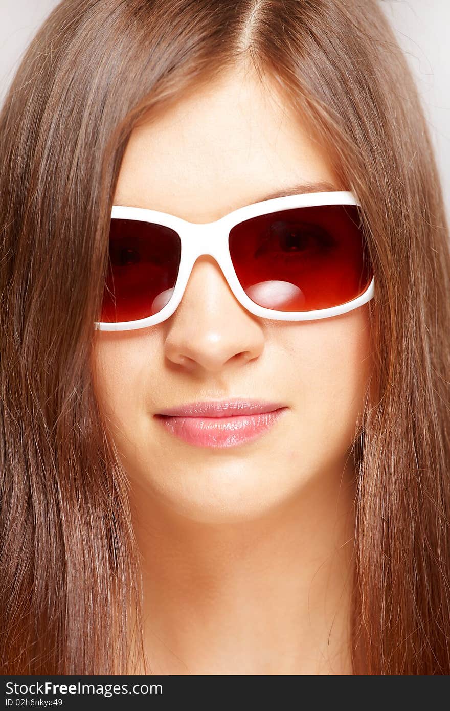 Close up portrait of beautiful young girl with fashion sunglasses