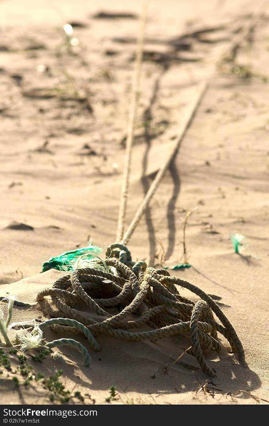 A knot of ropes to strap boats in a beach.