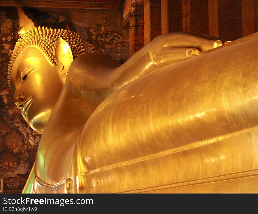 Reclining gold Buddha