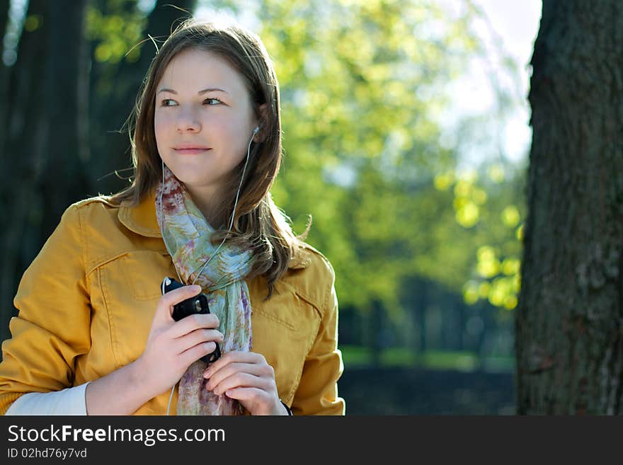 Young woman listnening music