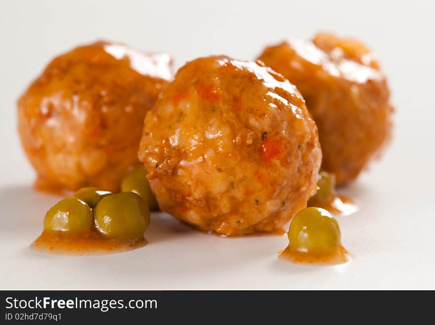 Meatballs with green peas