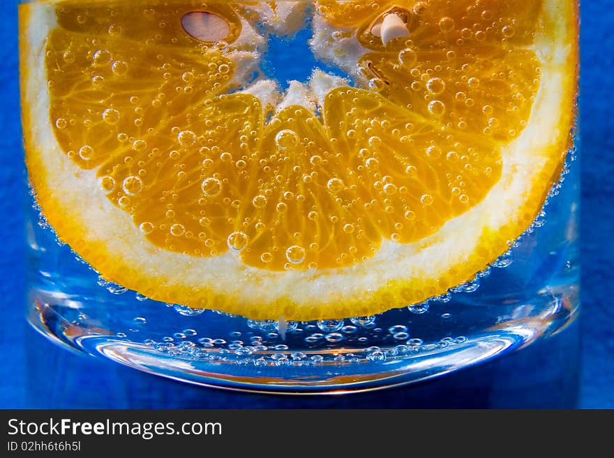 Lemon in the glass of sparkling water