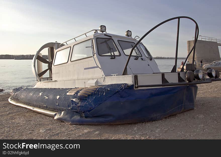 Hovercraft ship