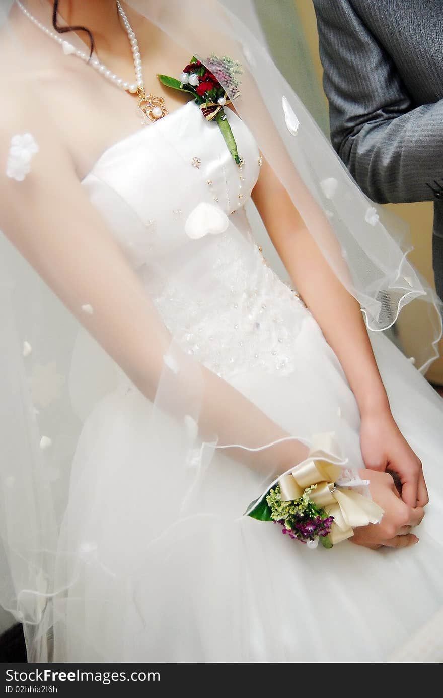 A beautiful chinese bride and her husband。She wore a flower wrist. A beautiful chinese bride and her husband。She wore a flower wrist