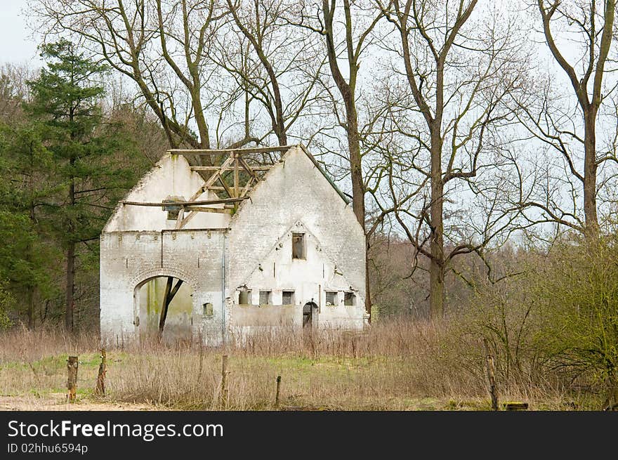 An old farmers house between the wilderness