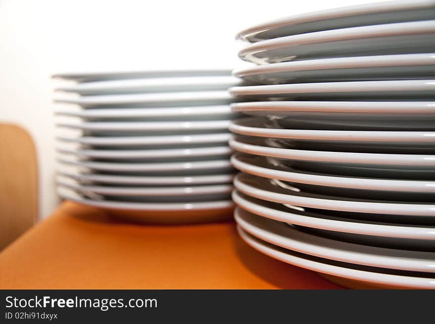 A lot of plates standing on the table