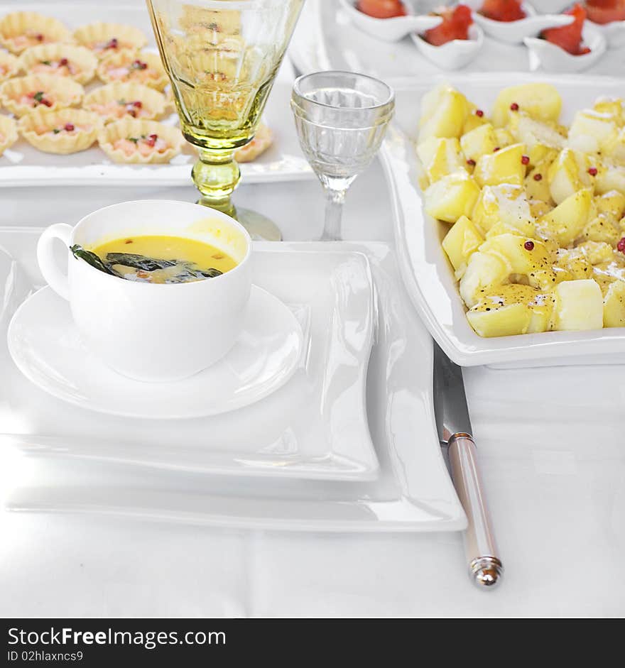 Mug of fresh warm vegetable soup