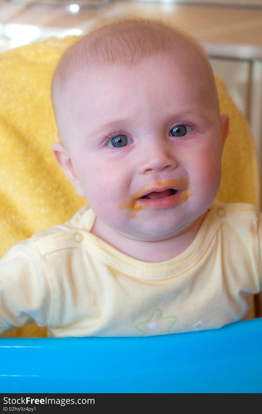 The child of 7-8 months its person in carrots mashed potatoes, does not wish to eat