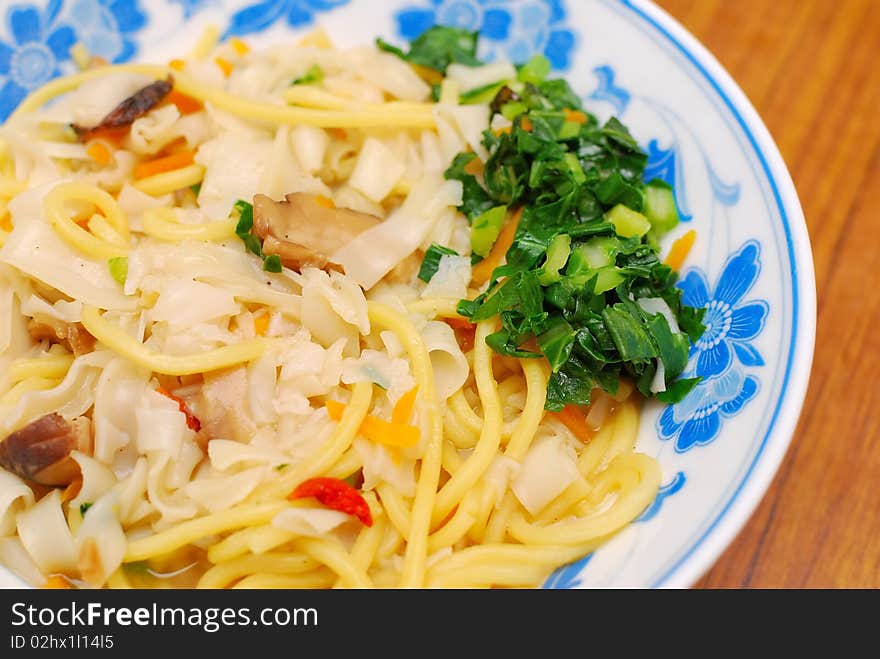 Chinese style vegetarian noodles