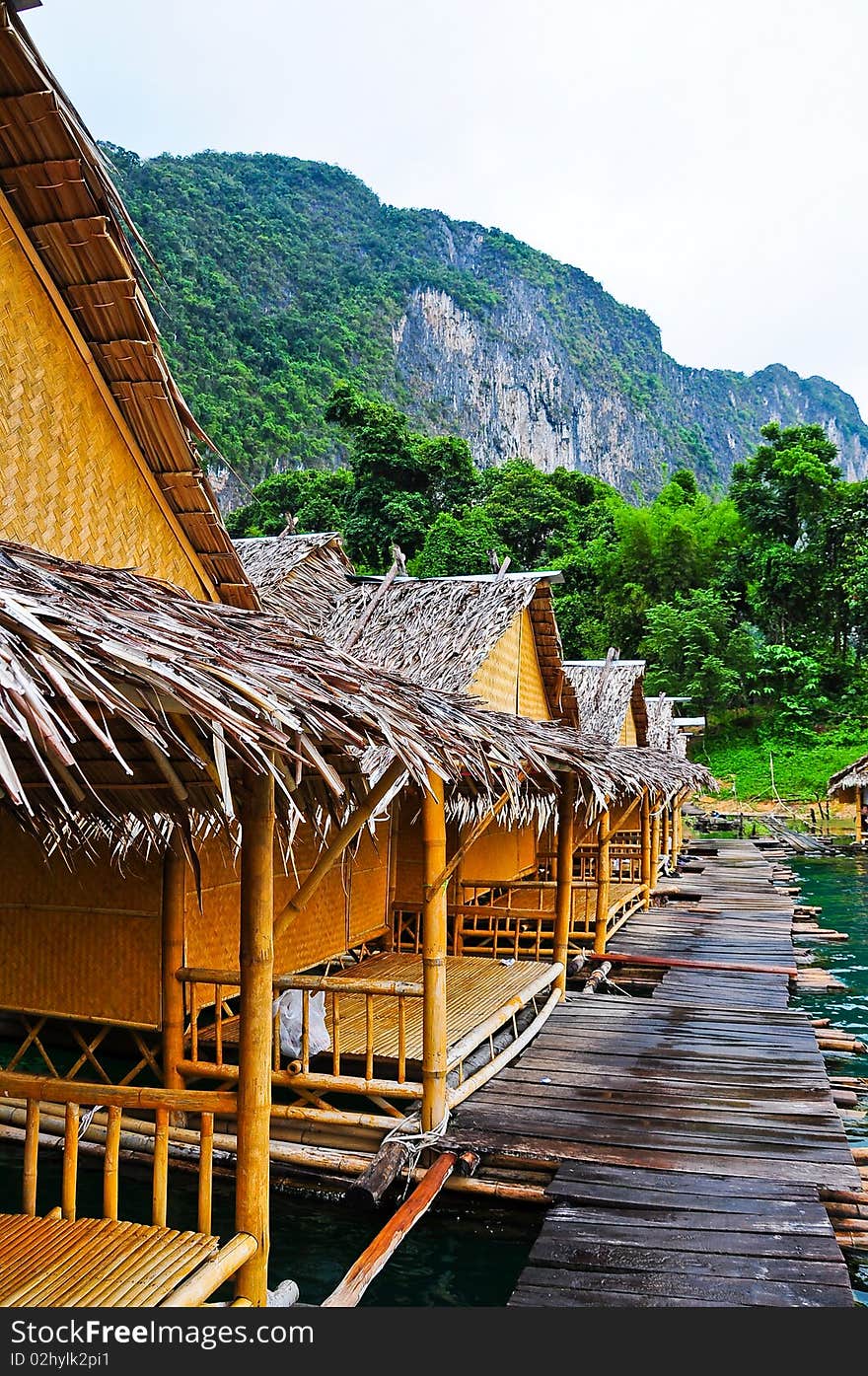 Huts between the mountain and the lakes, It's wonderful.